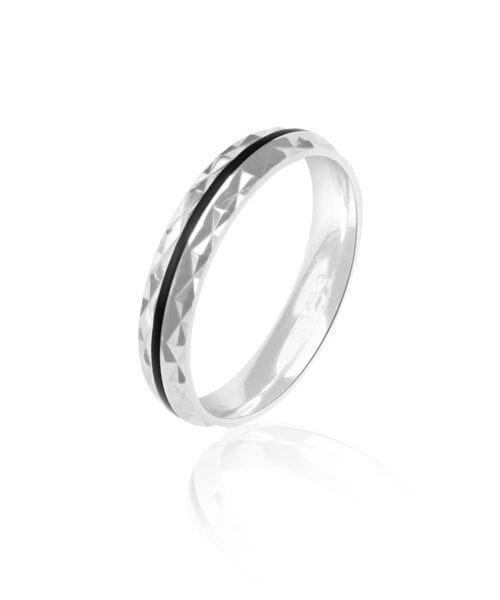 טבעת פס שחור חריטת יהלום - הטבעת מתאימה לגבר ולאישה.