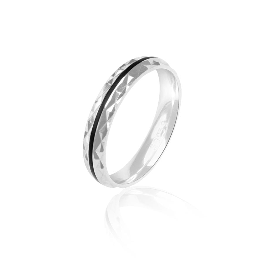 טבעת פס שחור חריטת יהלום - הטבעת מתאימה לגבר ולאישה.