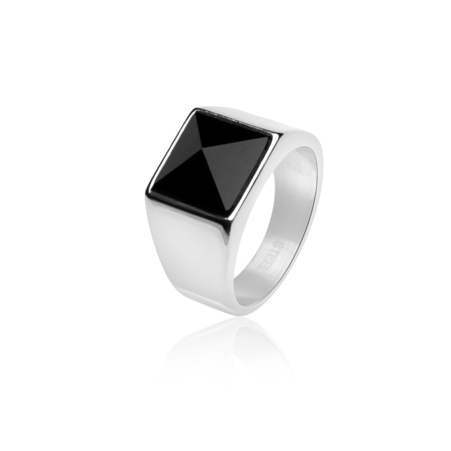 טבעת פירמידה כסופה - טבעת המעניקה לוק אורבני גברי. בשיבוץ אבן אוניקס שחורה.
