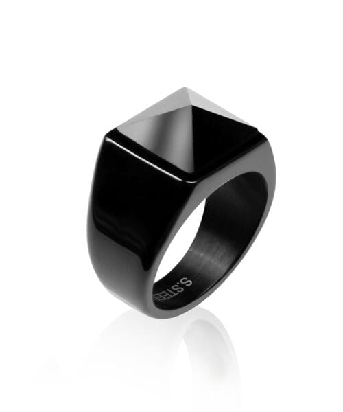 טבעת פירמידה שחורה - טבעת המעניקה לוק אורבני גברי, בשיבוץ אבן אוניקס שחורה.