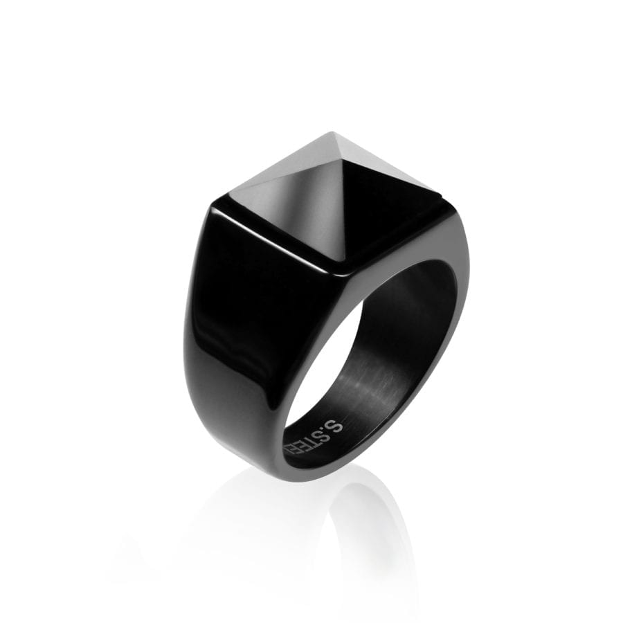 טבעת פירמידה שחורה - טבעת המעניקה לוק אורבני גברי, בשיבוץ אבן אוניקס שחורה.