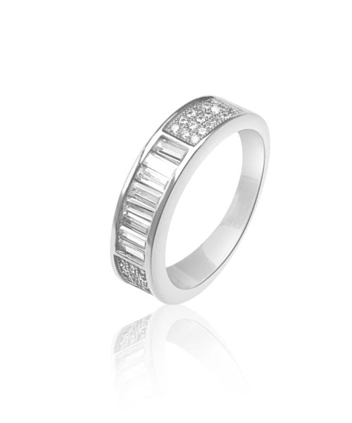 טבעת Rosie - טבעת בעלת נוכחות מרהיבה ובולטת לעין עם מראה יוקרתית על ידך.