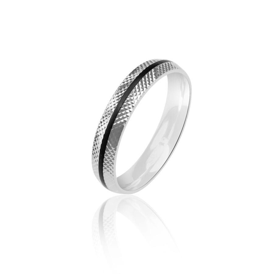 טבעת פס שחור עם חיתוכי לייזר טבעת מתאימה לגבר ולאישה.