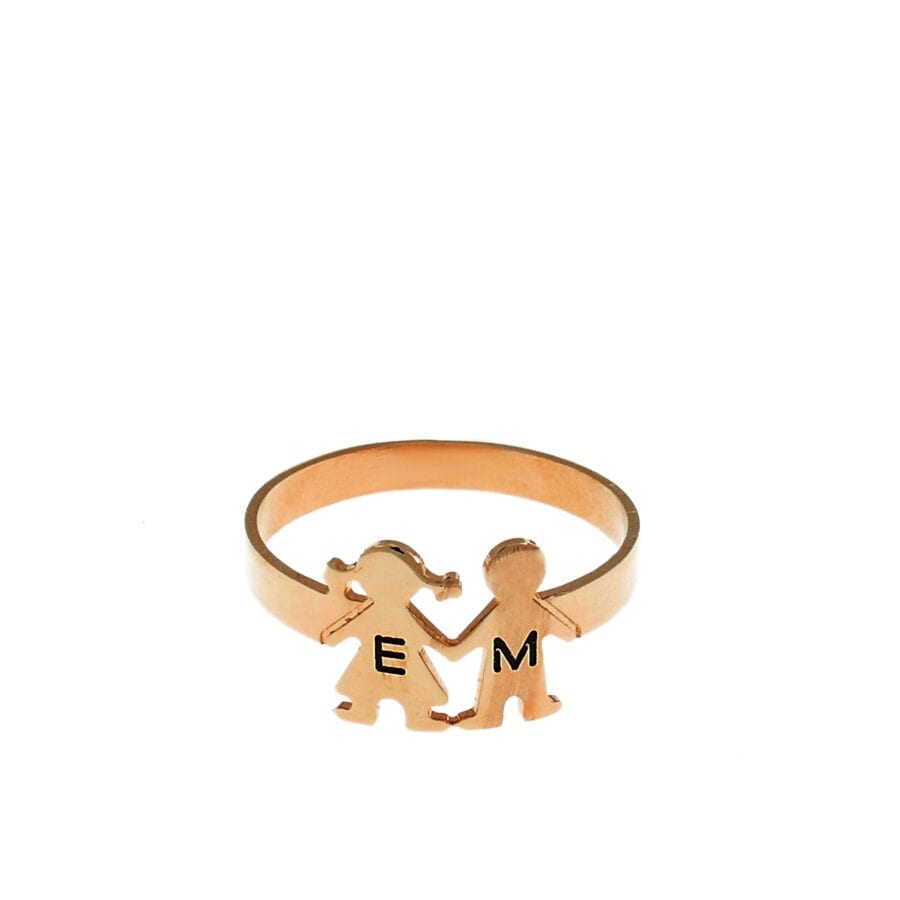 . טבעת ילדים מהממת - טבעת עם דמויות ילד /ילדה הכוללת חריטת אות על כל דמות בנפרד - חריטה בהקדשה אישית על טבעת עדינה מכסף אמיתי 925