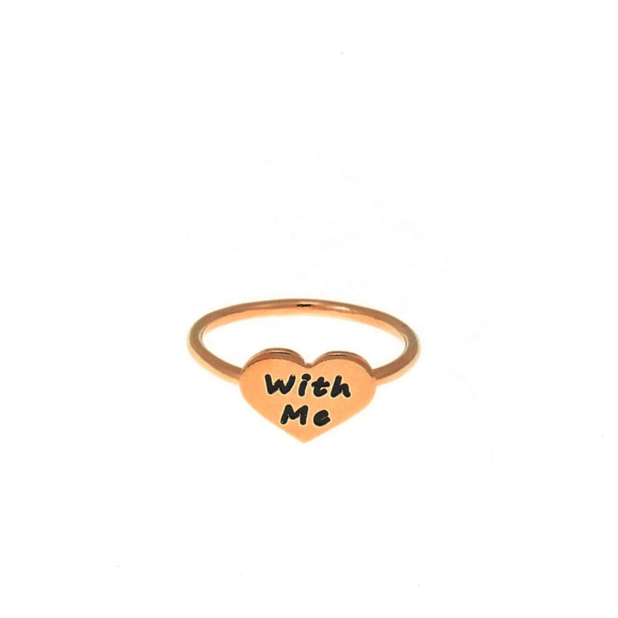 טבעת לב עדין לחריטה - הטבעת העדינה שכבשה את מגזיני האופנה טבעת לב עדין לחריטה - הטבעת העדינה שכבשה את מגזיני האופנה