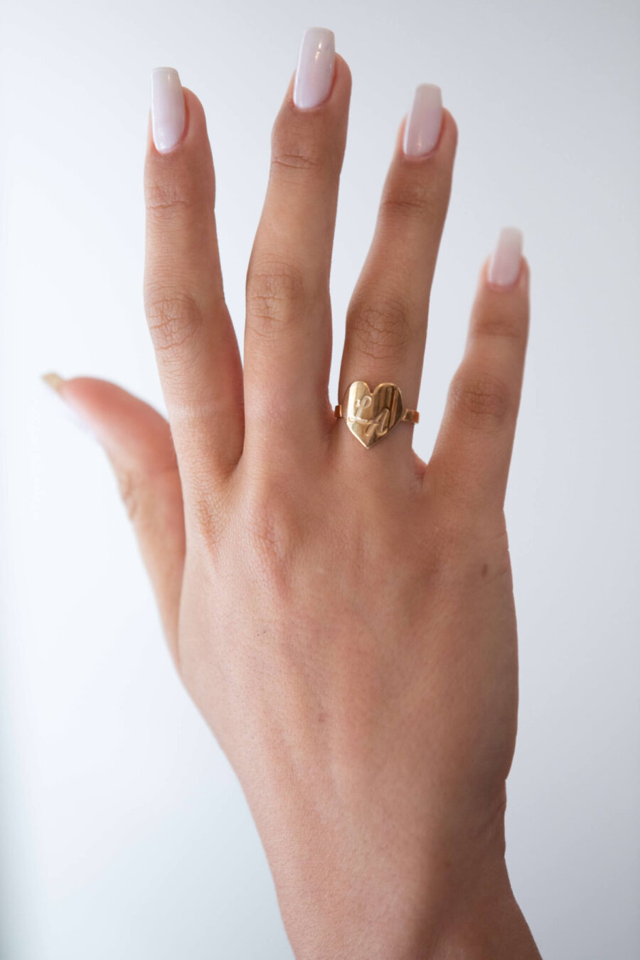 טבעת לב מעוגל עם אות טבעת לב מעוגל עם אות