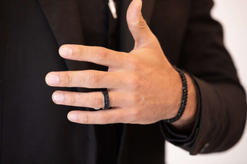 טבעת משובצת שחורה