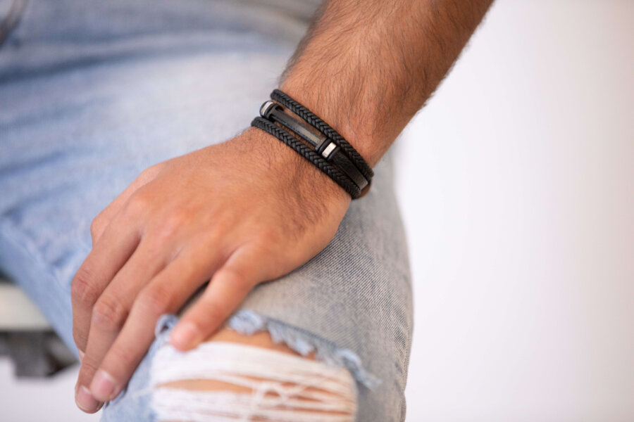 צמיד עור בשילוב פלטה עדינה לגבר צמיד עור בשילוב פלטה עדינה לגבר