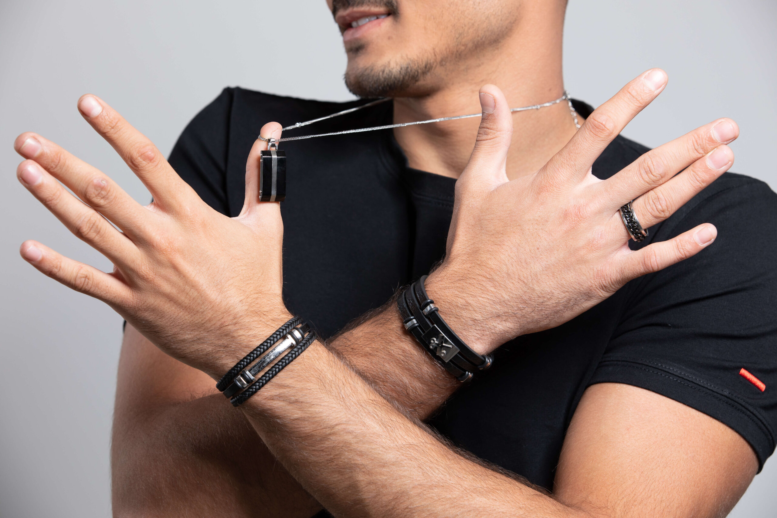 צמיד עור בשילוב פלטה עדינה לגבר צמיד עור בשילוב פלטה עדינה לגבר