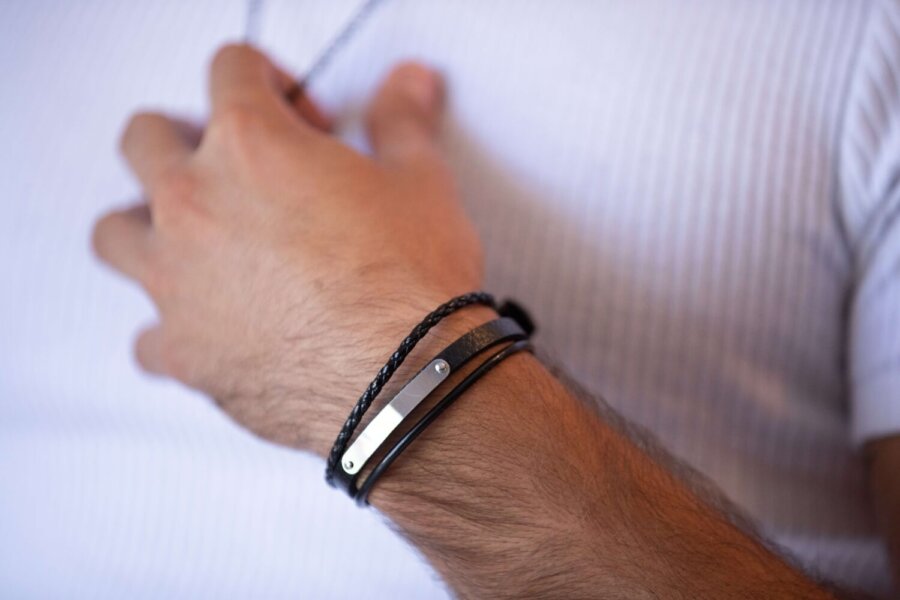 צמיד עור עם פלטה לגבר צמיד עור עם פלטה לגבר