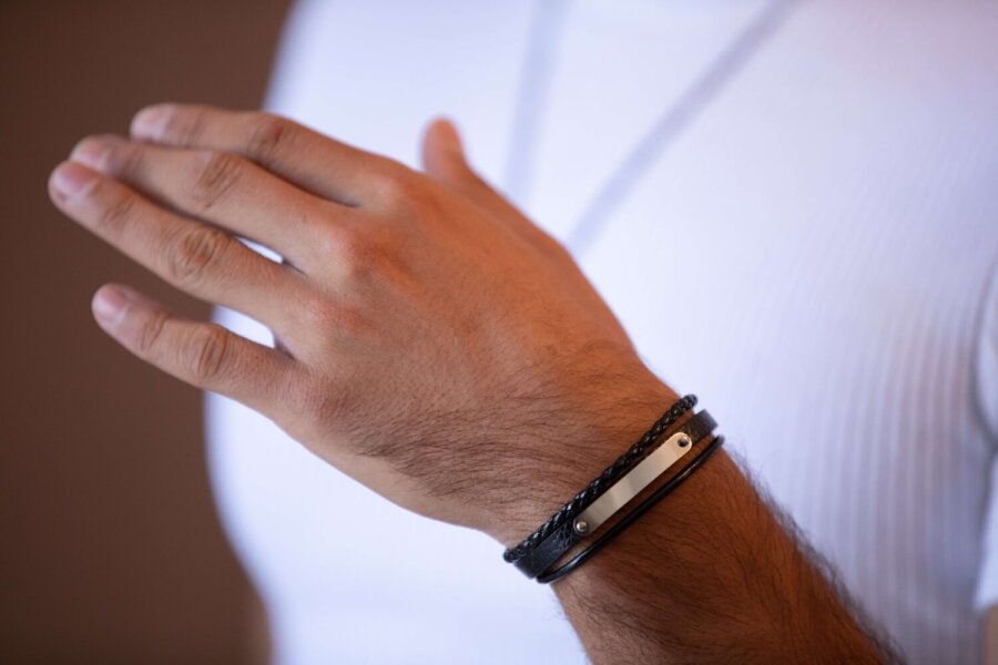 צמיד עור עם פלטה לגבר צמיד עור עם פלטה לגבר