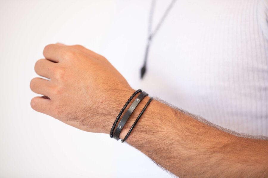 צמיד עור עם פלטה לגבר צמיד עור עם פלטה לגבר