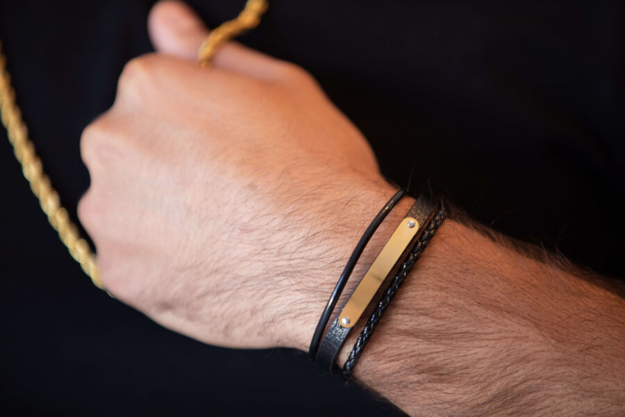 צמיד עור עם פלטה לגבר צמיד עור עם פלטה לגבר