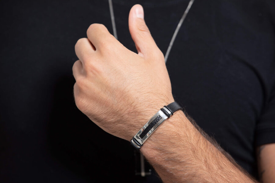 צמיד עור בשילוב פלטה חלולה צמיד עור בשילוב פלטה חלולה