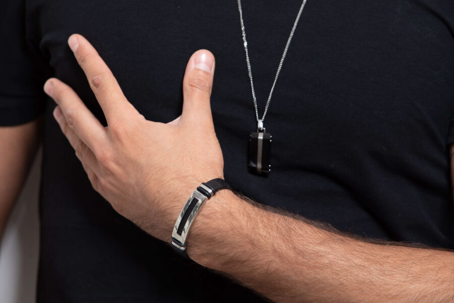 צמיד עור בשילוב פלטה חלולה צמיד עור בשילוב פלטה חלולה