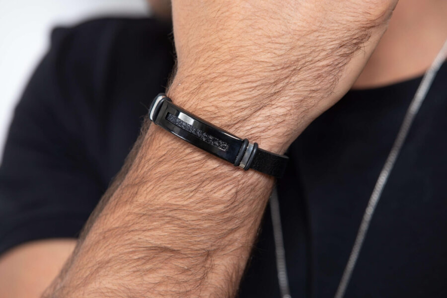 צמיד עור בשילוב פלטה חלולה צמיד עור בשילוב פלטה חלולה