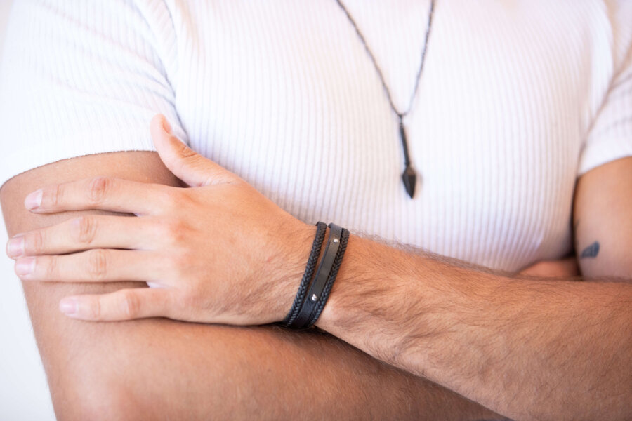 צמיד עור פלטה עדינה לגבר צמיד עור פלטה עדינה לגבר