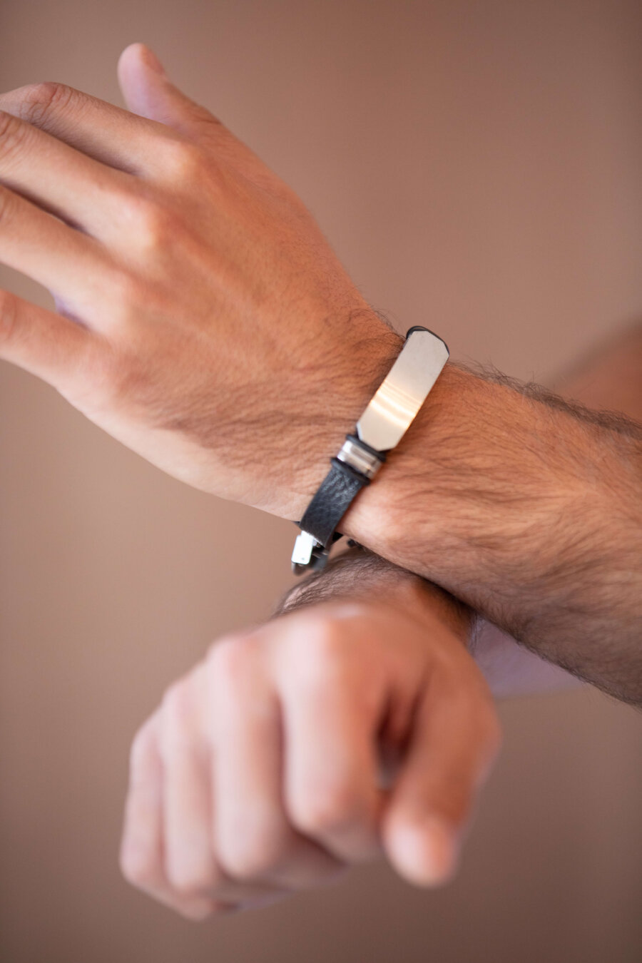 צמיד עור בשילוב פלטה לגבר צמיד עור בשילוב פלטה לגבר