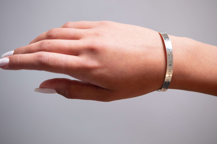 צמיד קשיח עם חריטה צמיד קשיח עם חריטה